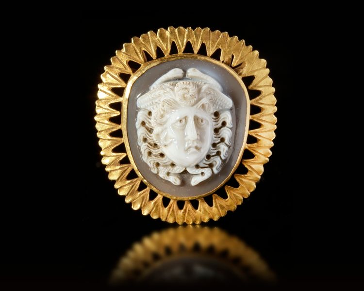 A ROMAN GOLD BROOCH WITH MEDUSA CAMEO, 2ND-3RD CENTURY AD