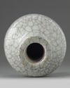 A Chinese ge-style crackle-glazed bottle vase
