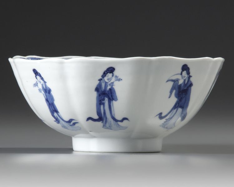 A CHINESE BLUE AND WHITE LADIES FOLIATE BOWL, KANGXI, 1662- 1722