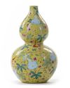 A CHINESE FAMILLE ROSE DOUBLE-GOURD VASE, CHINA, 19TH-20TH CENTURY