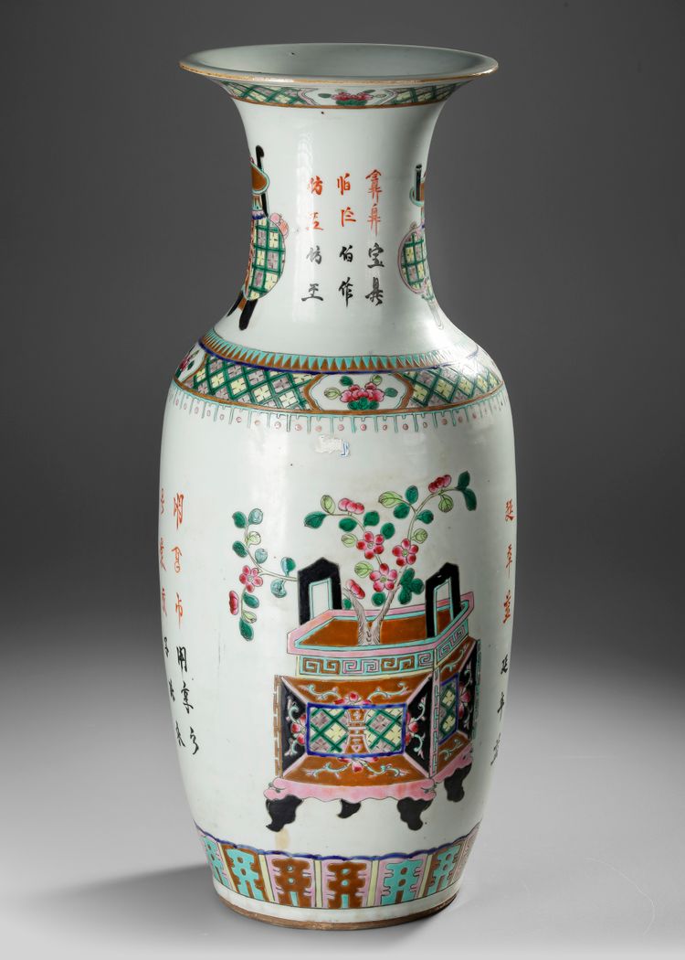 LARGE CHINESE FAMILLE ROSE VASE, 19TH / 20TH CENTURY