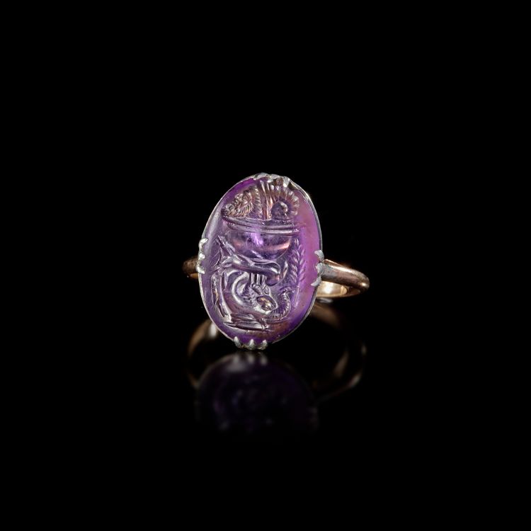 AN ANTIQUE RING WITH A ROMAN AMETHYST INTAGLIO, 1ST CENTURY AD, 18TH CENTURY RING