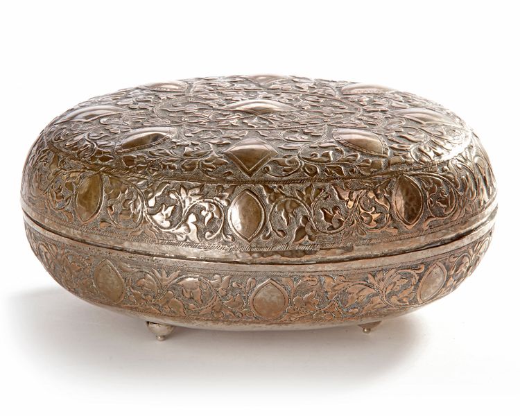 A MALAY SILVER BOX WITH COVER, 19TH CENTURY