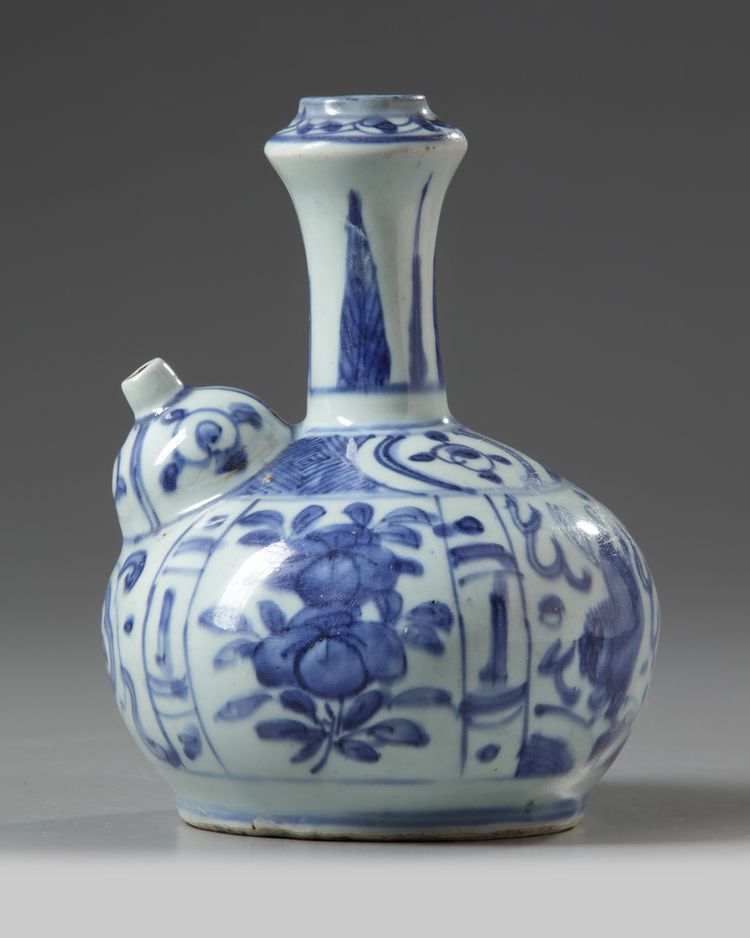 A CHINESE BLUE AND WHITE 'SEA HORSE' KENDI, MING DYNASTY (1368-1644)