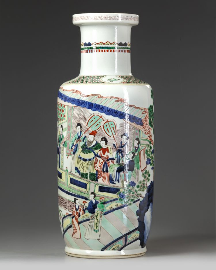 A CHINESE FAMILLE VERTE ROULEAU VASE, 19TH-20TH CENTURY