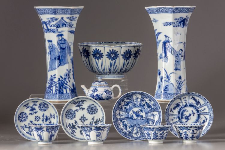 A lot of twelve blue and white items