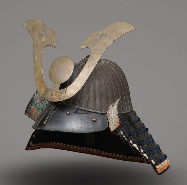 A JAPANESE SUJI’BACHI KABUTO WITH BRONZE MAEDATE, SECOND HALF 19TH CENTURY
