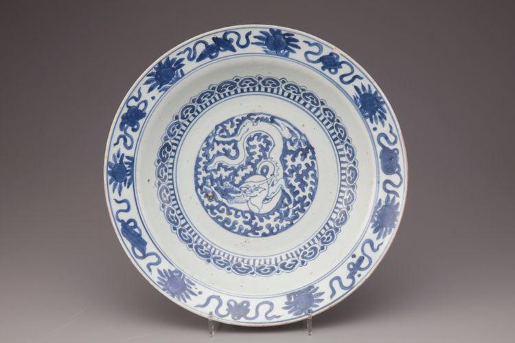 A blue and white porcelain dragon dish
