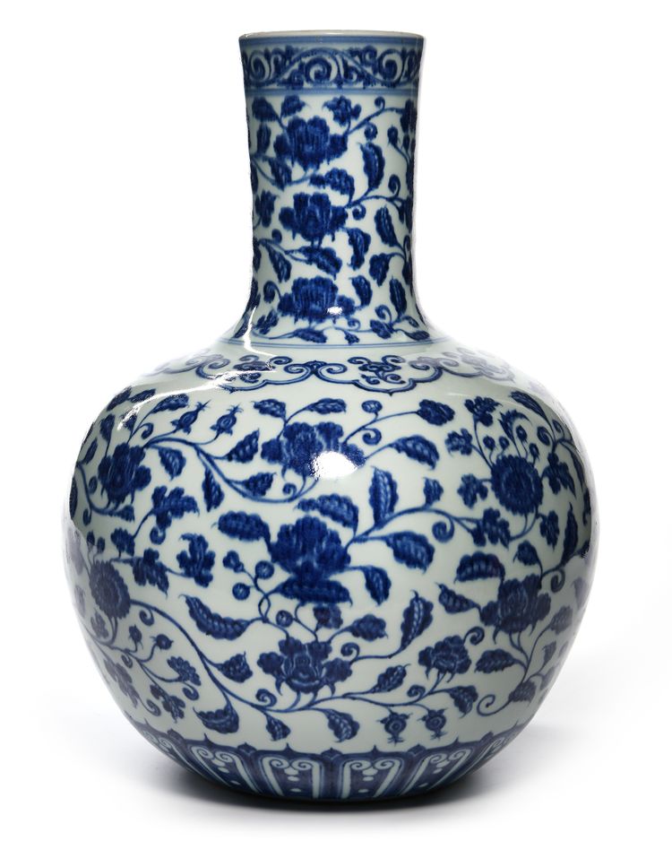 A CHINESE BLUE AND WHITE BOTTLE VASE