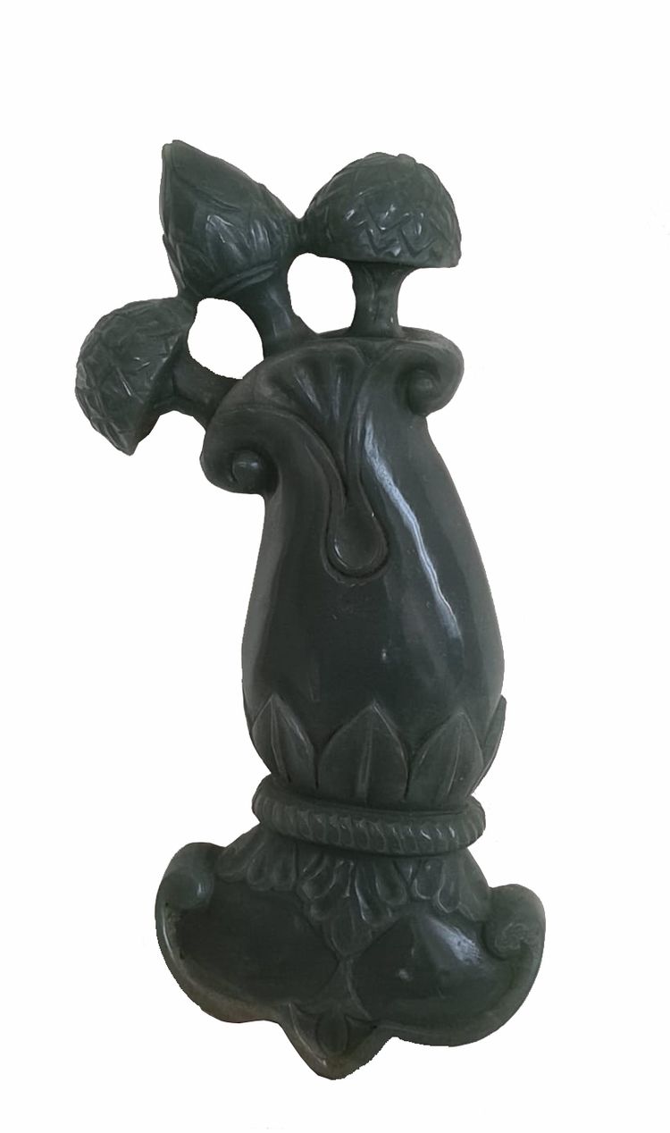 A MUGHAL JADE DAGGER HILT, INDIA,  20TH CENTURY