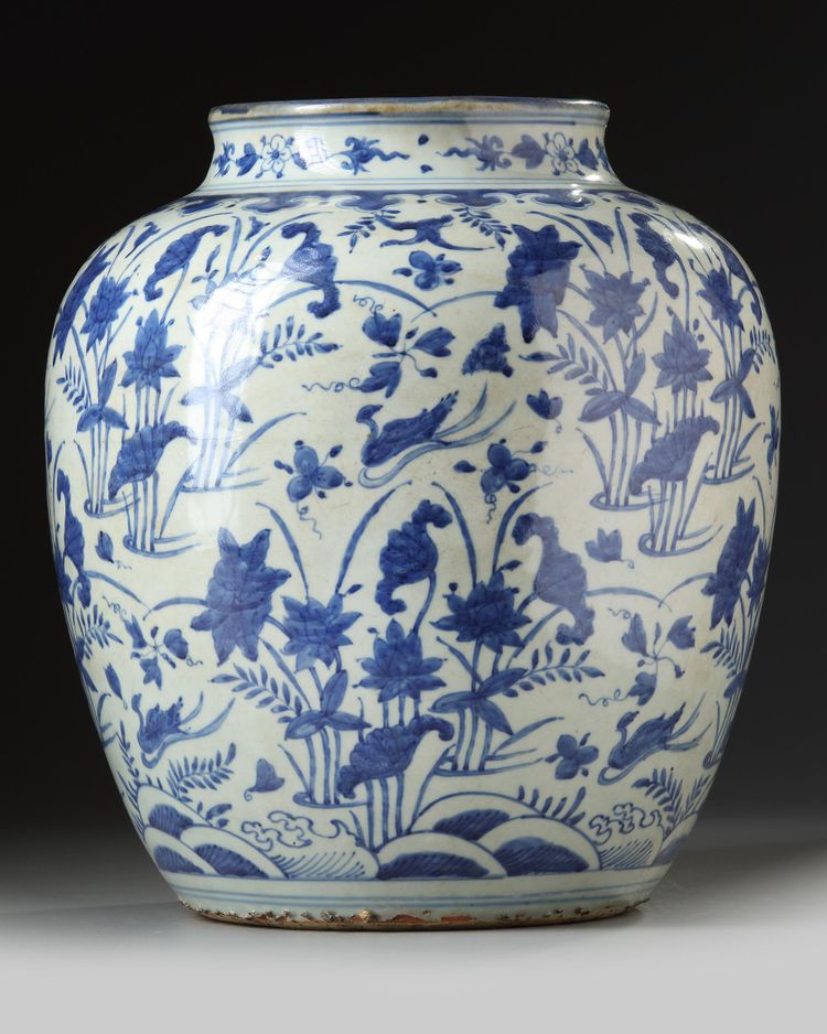 A LARGE CHINESE BLUE AND WHITE JAR, MING DYNASTY (1368-1644) OR LATER