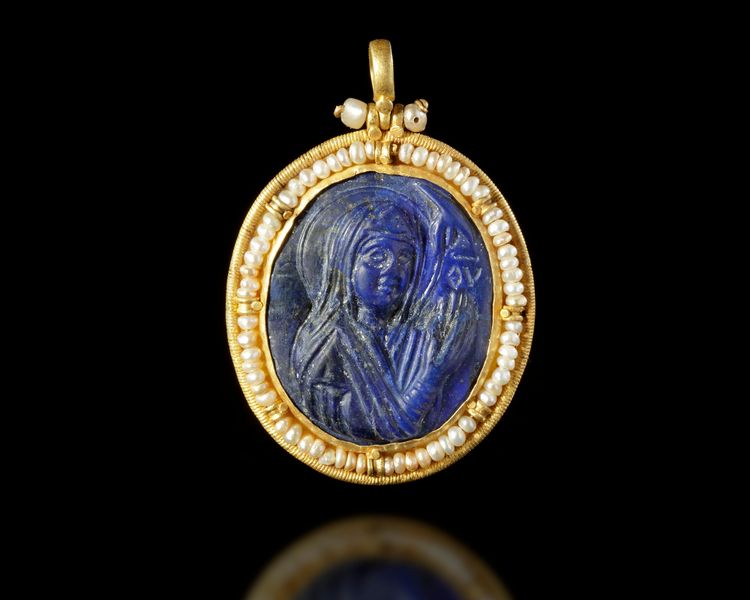 A BYZANTINE LAPIS LAZULI CAMEO PENDANT OF THE VIRGIN MARY 12TH-15TH CENTURY AD