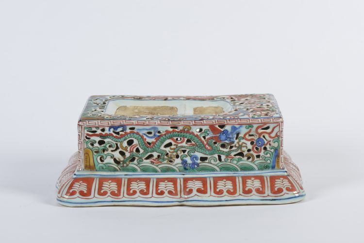 A CHINESE WUCAI PORCELAIN INKSTONE HOLDER, 19TH-20TH CENTURY