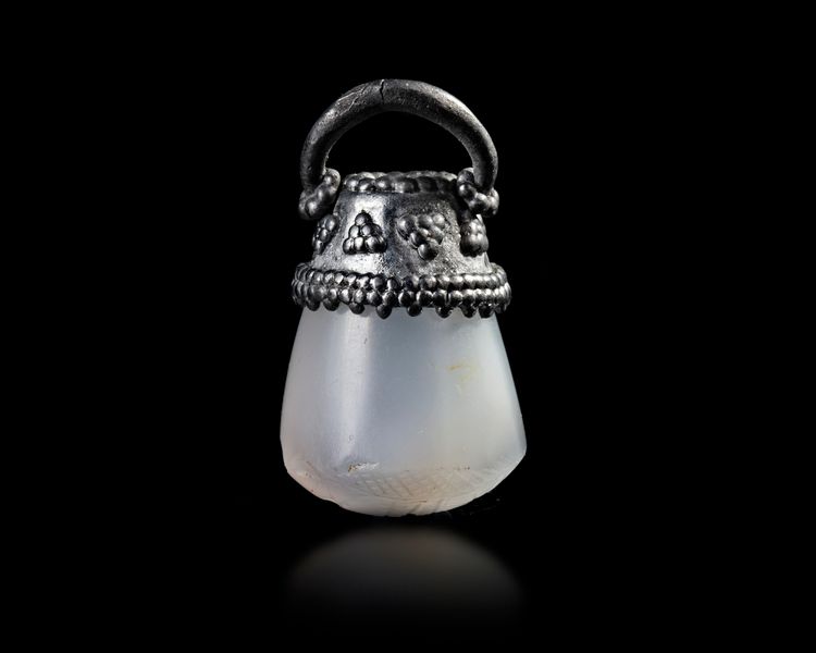 A NEO-ASSYRIAN STAMP SEAL IN BLUE CHALCEDONY, 7TH CENTURY BC