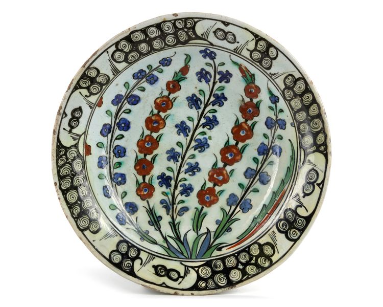 AN IZNIK POTTERY DISH, OTTOMAN TURKEY, 17TH CENTURY