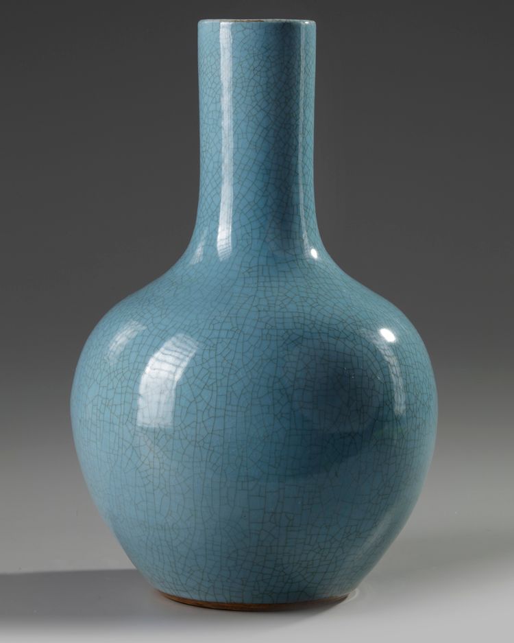 A CHINESE BLUE-GROUND CRACKLE-GLAZED BOTTLE VASE, CHINA, 19TH-20TH CENTURY