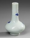 A SMALL CHINESE BLUE AND WHITE VASE, 19TH-20TH CENTURY