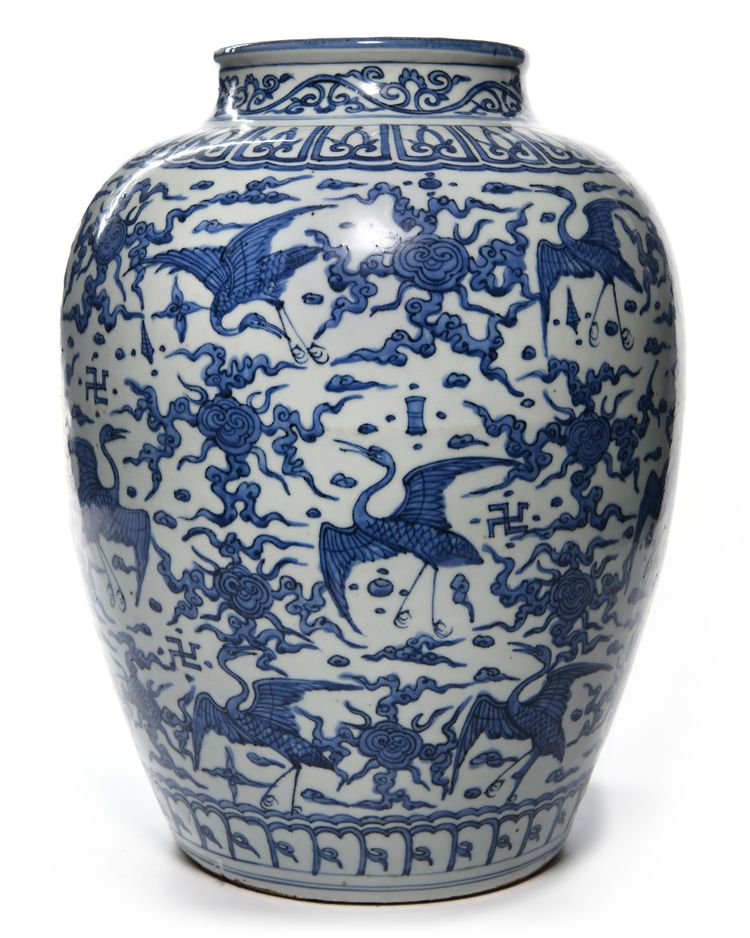A LARGE CHINESE BLUE AND WHITE  'HUNDRED CRANES' JAR, CHINA, MING DYNASTY OR LATER