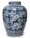 A LARGE CHINESE BLUE AND WHITE  'HUNDRED CRANES' JAR, CHINA, MING DYNASTY OR LATER