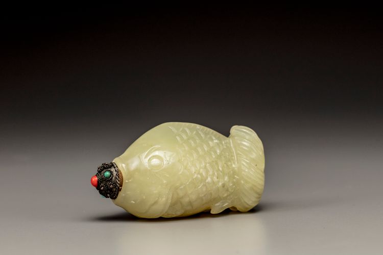 A yellow bowenite 'fish' snuff bottle
