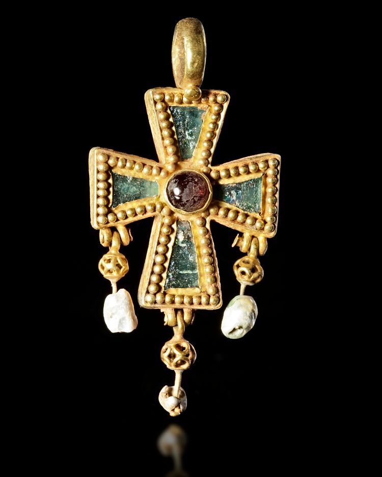 A BYZANTINE GOLD CROSS, 5TH TO 6TH CENTURY A.D.