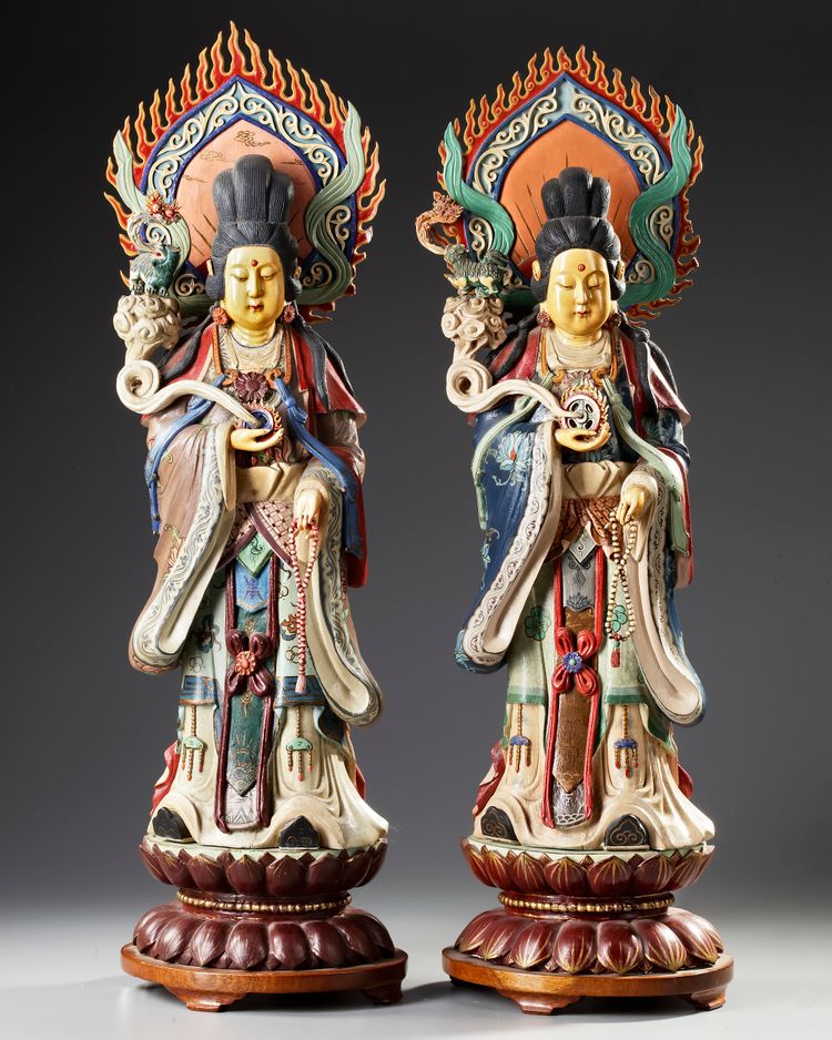 A PAIR OF CHINESE POLYCHROME PAINTED WOODEN CARVED FIGURES OF GUANYIN, EARLY 20TH CENTURY