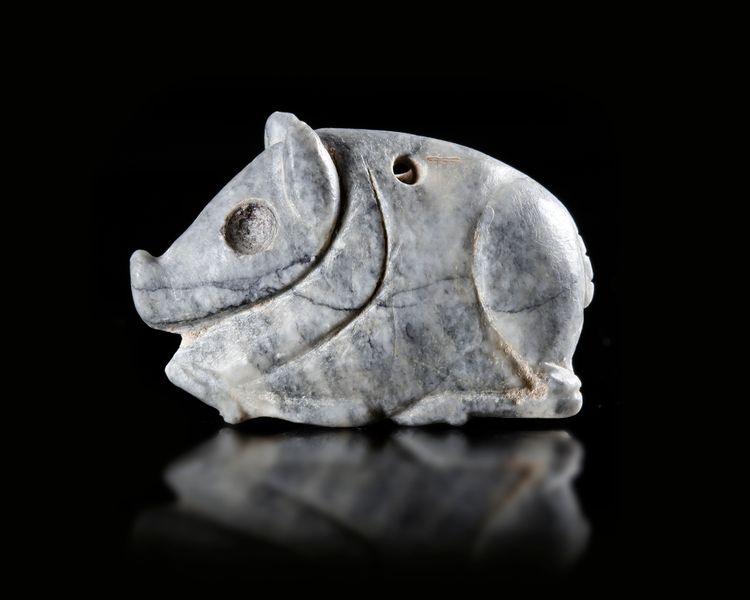 A RECLINING BOAR AMULET IN VARIEGATED GREY CALCITE, 3000-2000 BC