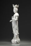 A LARGE CHINESE BLANC DE CHINE FIGURE OF GUANYIN, 19TH-20TH CENTURY