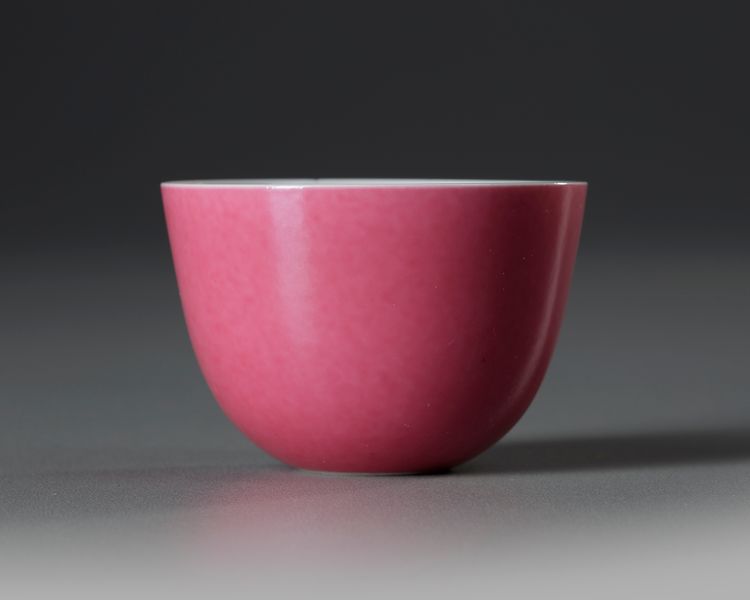 A CHINESE PINK GLAZED CUP, QING DYNASTY (1644-1912)