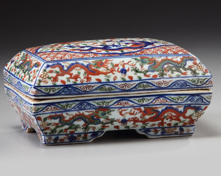 A Chinese wucai dragons box and cover
