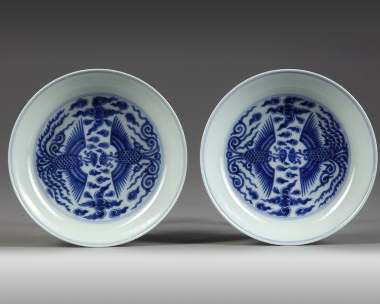 A PAIR OF CHINESE BLUE AND WHITE 'PHOENIX' DISHES