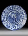 A LARGE CHINESE BLUE AND WHITE 'KRAAK PORSELEIN' CHARGER, 17TH CENTURY