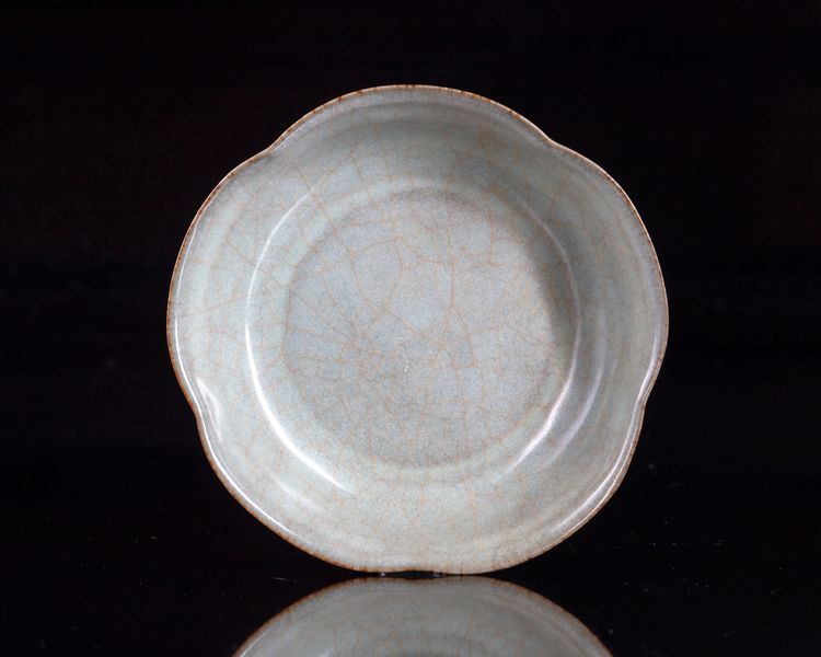A Chinese ge-type crackle-glazed foliate dish