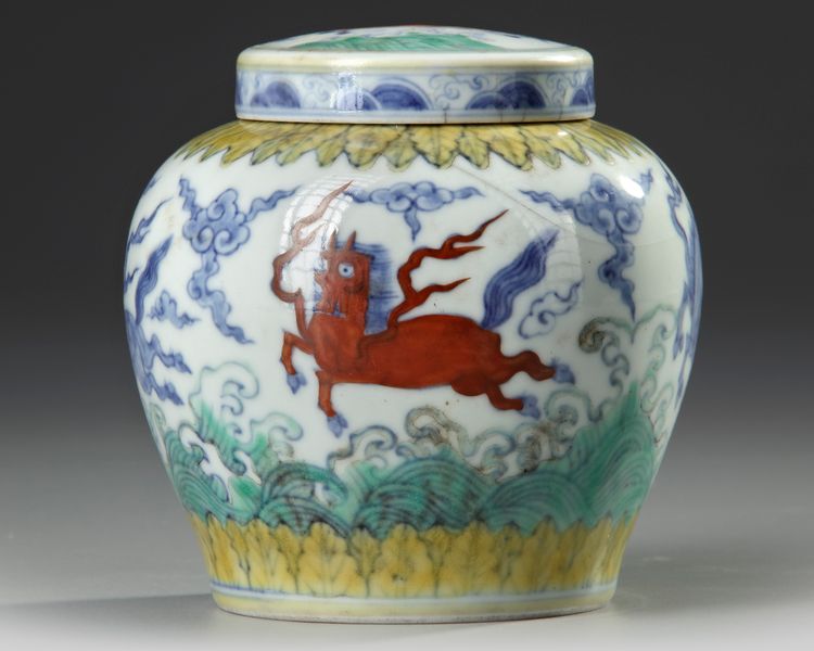 A CHINESE WUCAI JAR WITH COVER, 20TH CENTURY