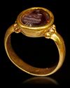 AN AGATE SEAL GOLD RING