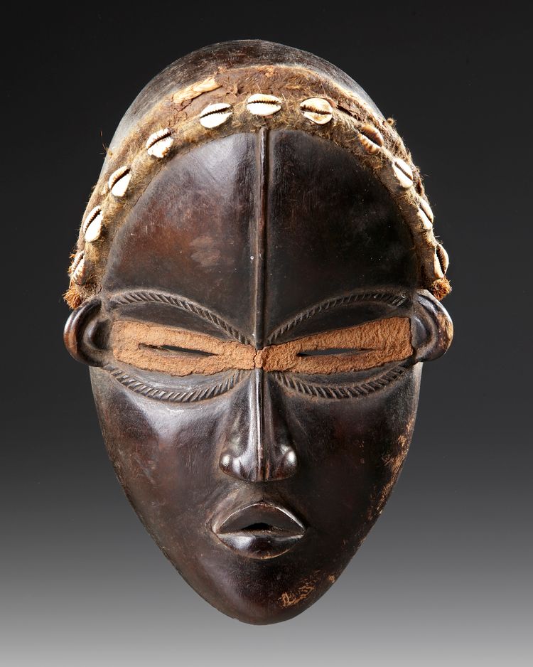 AN AFRICAN MASK, EARLY 20TH CENTURY