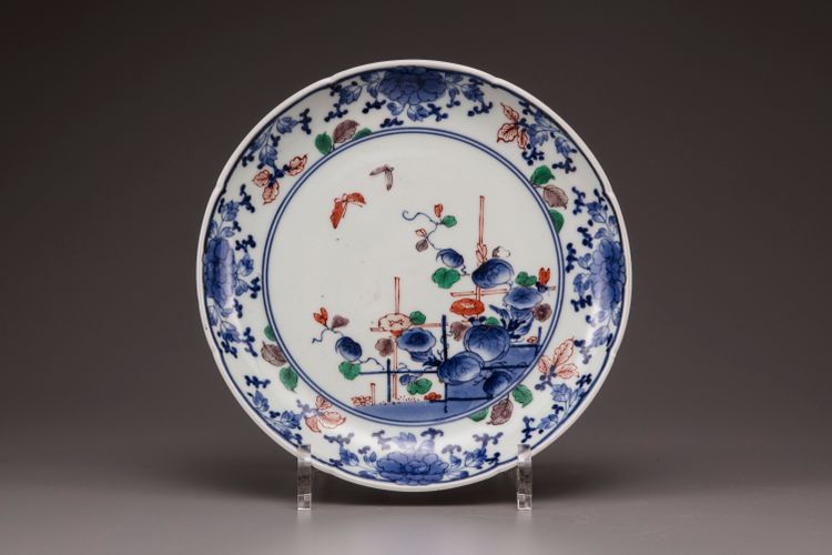 A JAPANESE PORCELAIN DISH, 17TH CENTURY