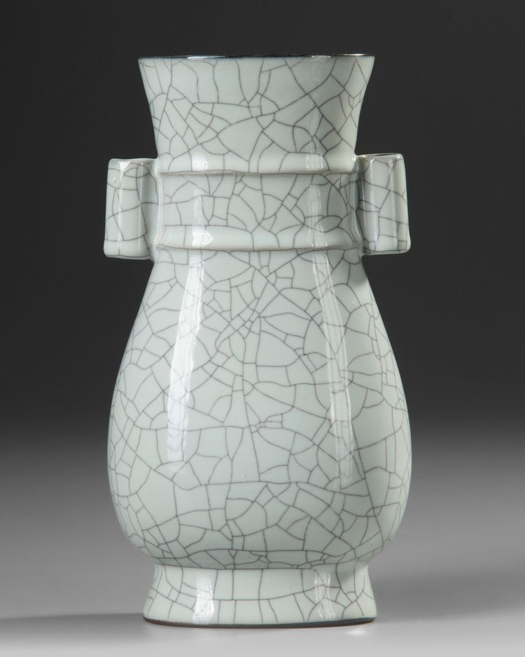 A CHINESE GE-TYPE HU-FORM VASE, QING DYNASTY (1644-1911)