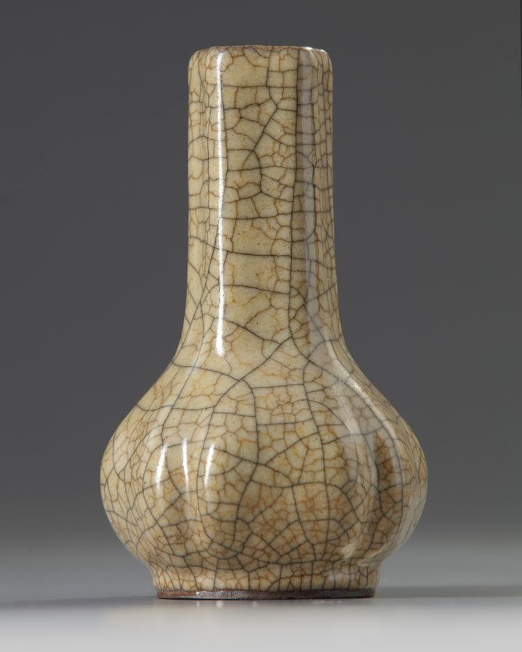 A CHINESE GU-TYPE CRACKLE GLAZED BOTTLE-VASE, QING DYNASTY (1644-1911)