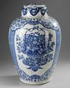 A LARGE CHINESE JAR WITH COVER, KANGXI PERIOD (1662-1722)
