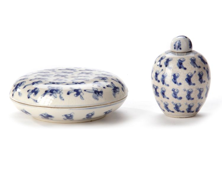 A CHINESE BLUE AND WHITE BOX AND POT, 18TH CENTURY