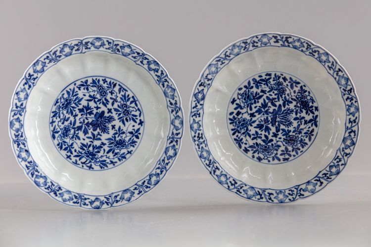 A pair of Chinese blue and white lobed dishes