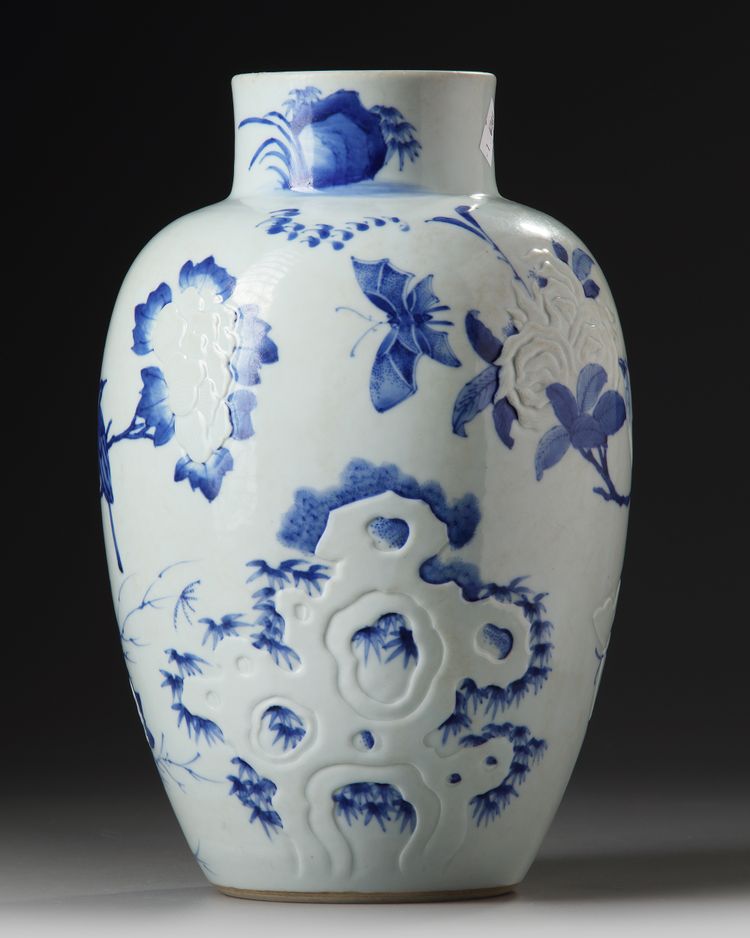 A CHINESE BLUE AND WHITE JAR, QING DYNASTY (1644-1911)