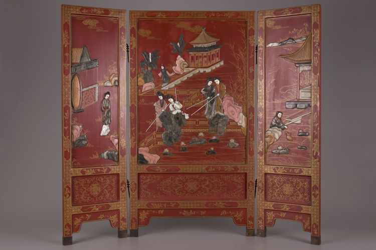 A CHINESE RED LACQUERED FOLDING SCREEN, 19TH-20TH CNTURY