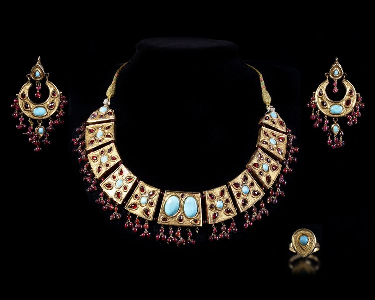 A MUGHAL GEM-SET GOLD NECKLACE, TWO EARRINGS AND A RING,19TH CENTURY