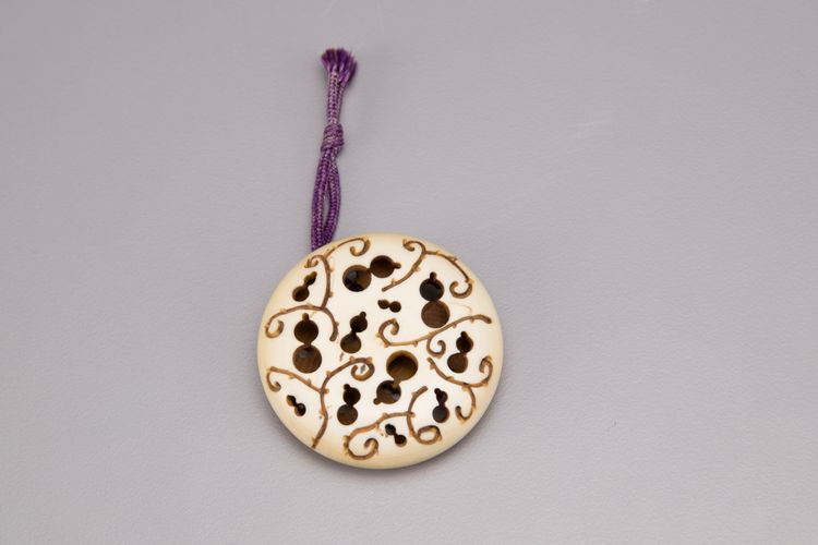 A JAPANESE MANJU NETSUKE