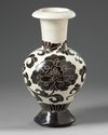 A CHINESE CIZHOU-STYLE PEONY SCROLLING VASE 