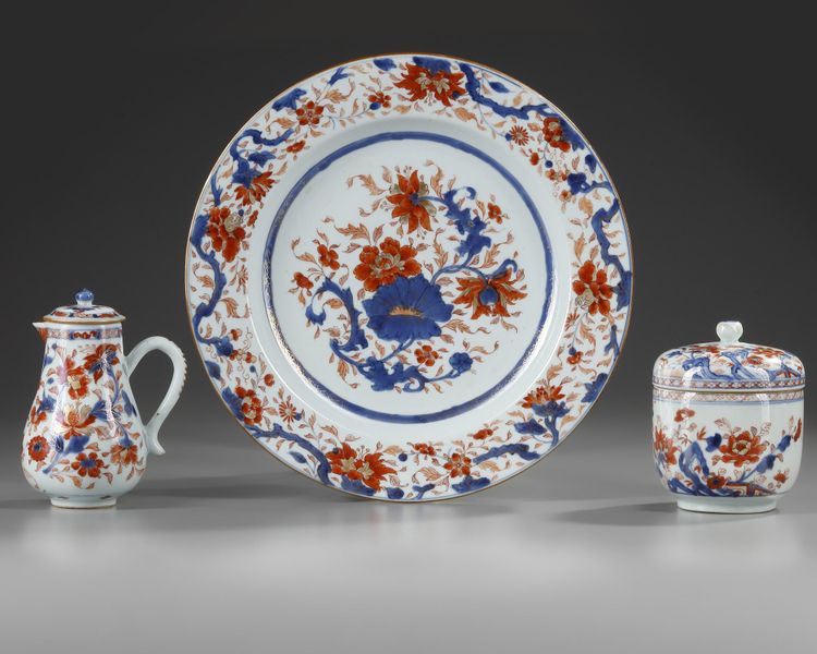 A GROUP OF THREE CHINESE IMARI OBJECTS, 18TH CENTURY
