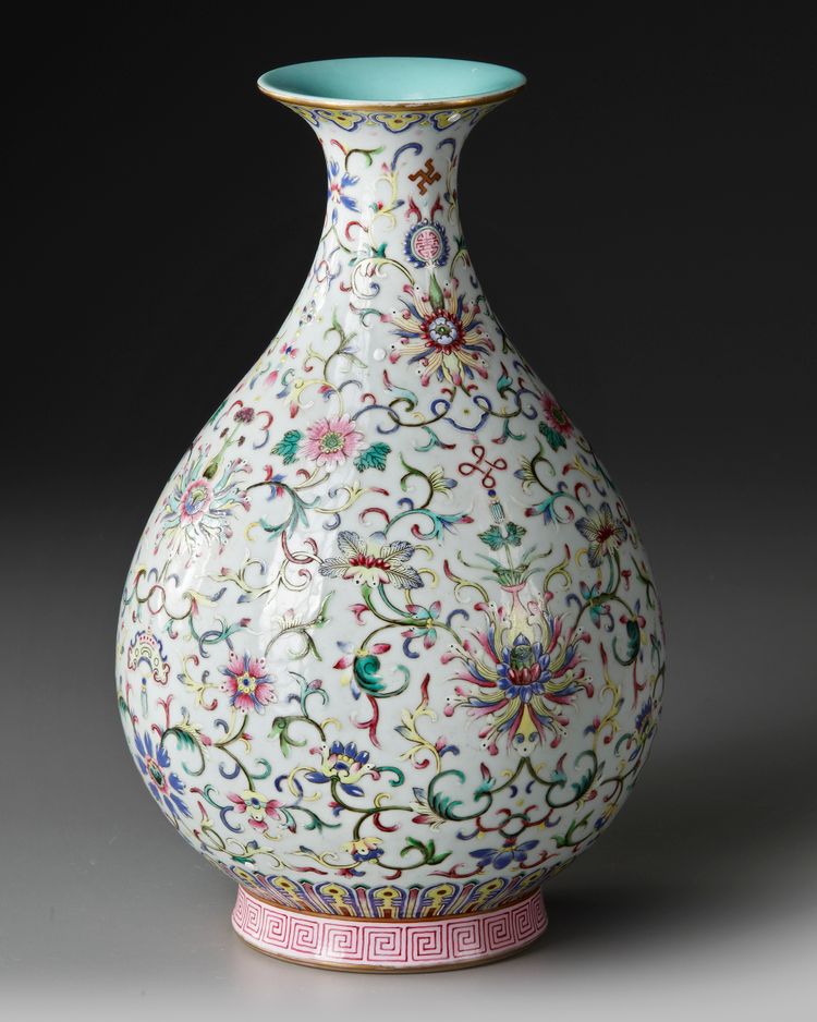 A CHINESE PEAR-SHAPED FAMILLE ROSE VASE, 19TH/20TH CENTURY