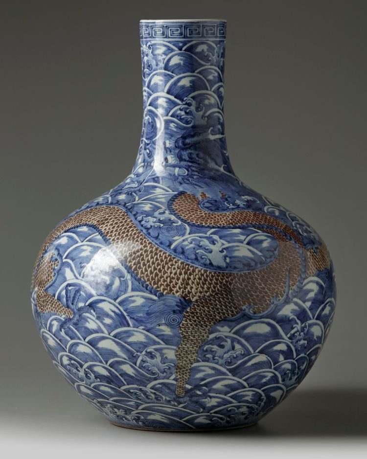 A LARGE CHINESE UNDERGLAZE COPPER RED AND BLUE AND WHITE 'DRAGON' VASE, QING DYNASTY (1644-1911)